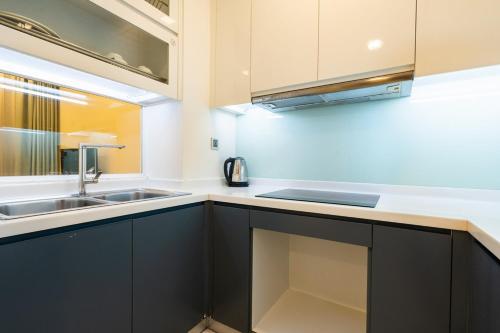 Η κουζίνα ή μικρή κουζίνα στο Vinhomes Landmark 81 Apartments- Christine Home
