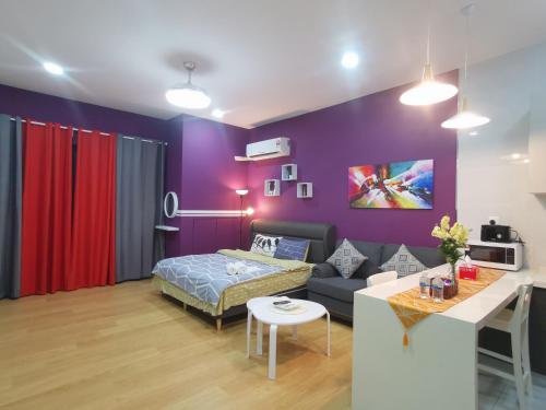 ein Wohnzimmer mit einem Bett und einem Sofa in der Unterkunft COUNTRY GARDEN@J Agape Homestay ~ STUDIO COMFORT in Johor Bahru