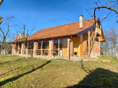 Bosansko Petrovo Selo的住宿－Vikend na Ozrenu，一座位于草地山上的老砖屋