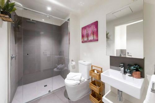 ein Bad mit einer Dusche, einem WC und einem Waschbecken in der Unterkunft Gem in the heart of South Yarra in Melbourne