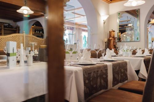 un restaurante con dos mesas con manteles blancos en Hotel Rotlechhof, en Berwang
