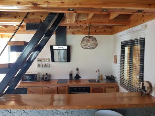 eine Küche mit einer Holzoberfläche und Holzdecken in der Unterkunft Téréva Lodge - la cabane atypique in Cilaos