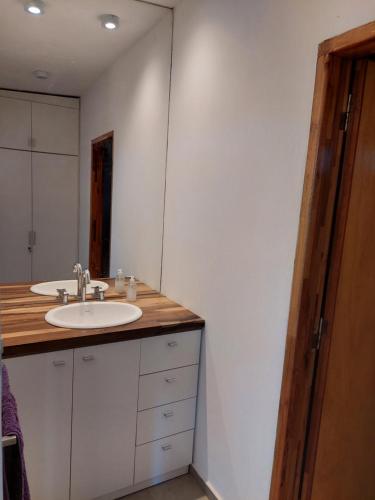 un baño con lavabo y espejo en Finca La Candelaria, en Santiago del Estero