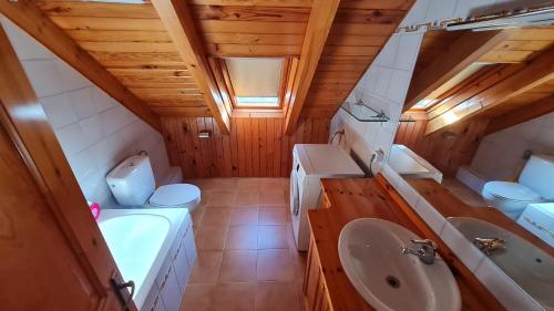 nad głową łazienki z toaletą i umywalką w obiekcie Boí Taüll CALMA DÚPLEX w mieście Taull