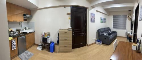een woonkamer met een stoel en een bureau bij Scandia Suites in Silang