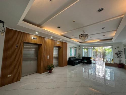 een grote lobby met een grote lobby met een deur bij Scandia Suites in Silang