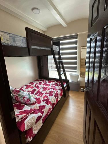een slaapkamer met 2 stapelbedden en een badkamer bij Scandia Suites in Silang