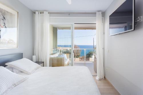 Schlafzimmer mit einem Bett und Meerblick in der Unterkunft Javea in Jávea