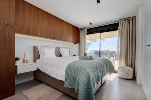 - une chambre avec un grand lit et une grande fenêtre dans l'établissement Casa Tocado, à Estepona