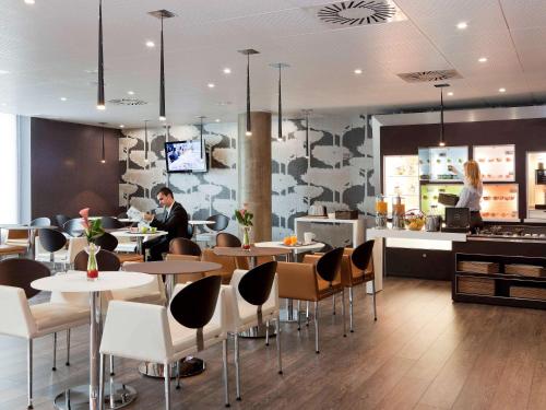 Reštaurácia alebo iné gastronomické zariadenie v ubytovaní Novotel Suites Malaga Centro