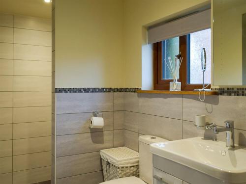 La salle de bains est pourvue de toilettes et d'un lavabo. dans l'établissement Chick Hatch Barn, à Kelsale