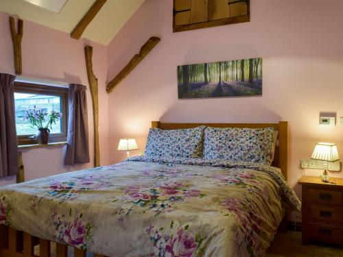 - une chambre avec un lit, deux lampes et une fenêtre dans l'établissement Chick Hatch Barn, à Kelsale
