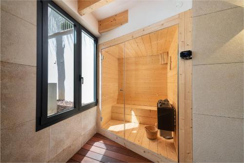 una sauna en una habitación pequeña con ventana en Placeta Vella Turismo de Interior, en Caimari