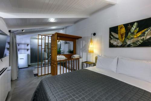 - une chambre avec un lit et un escalier dans l'établissement ARCO, à Parga