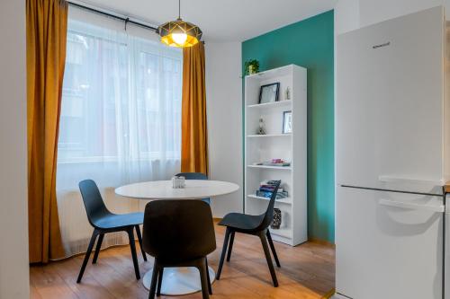 A kitchen or kitchenette at Modern&Stylish Studio in City Centre by Flat Mаnager