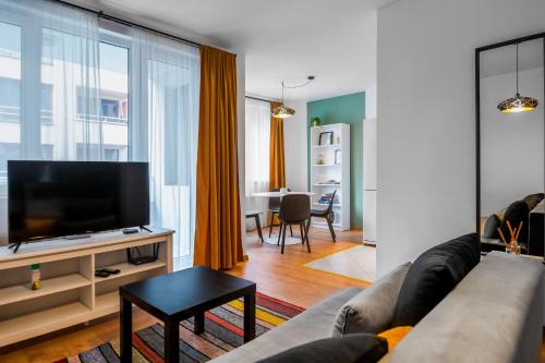 A television and/or entertainment centre at Modern&Stylish Studio in City Centre by Flat Mаnager