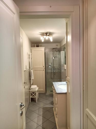 Un baño de Suite Latina - San Leonardo
