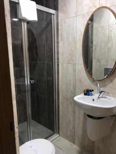 Ένα μπάνιο στο Grand Silay Hotel