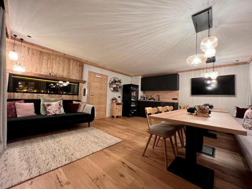 Haus Sylvia في رايث إم ألباكتال: غرفة معيشة مع أريكة وطاولة