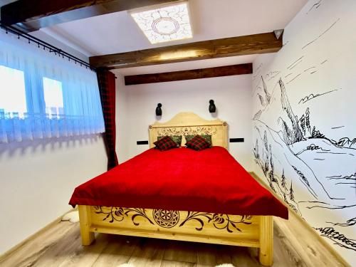 1 dormitorio con 1 cama roja en una habitación en Domek Góralski na Ubocy z jacuzzi en Białka Tatrzanska