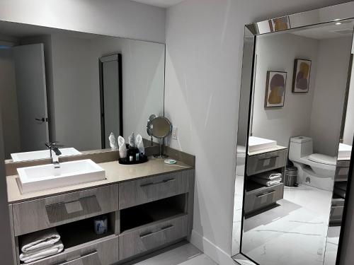 ein Bad mit einem Waschbecken und einem Spiegel in der Unterkunft Hyde Resort Oceanview Luxurious 2-Bedroom PH 6Pax in Hollywood