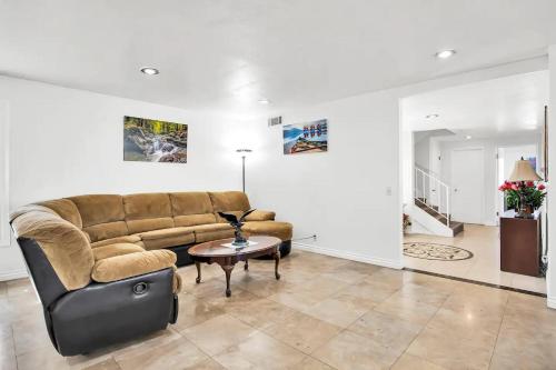 Χώρος καθιστικού στο Large Family Home - Only 20 mins from Disneyland