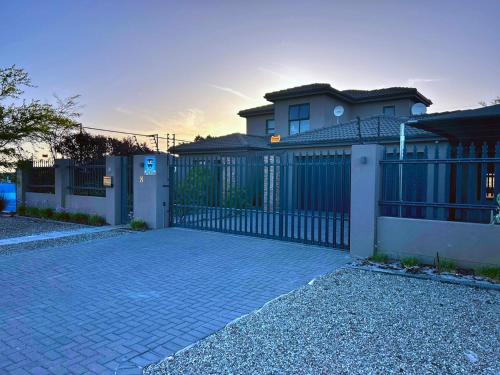 una valla frente a una casa con entrada en 81 on Groenewoud en Ciudad del Cabo