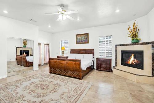 Ένα ή περισσότερα κρεβάτια σε δωμάτιο στο Large Family Home - Only 20 mins from Disneyland