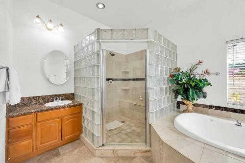 Ένα μπάνιο στο Large Family Home - Only 20 mins from Disneyland
