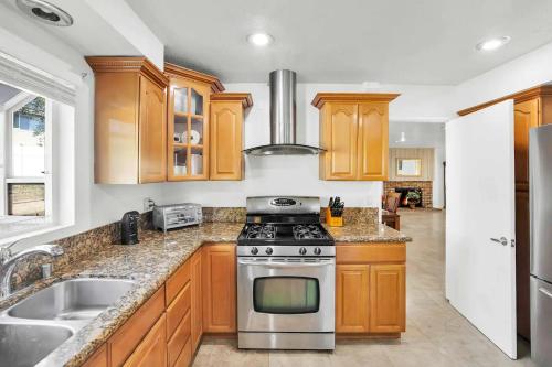 Η κουζίνα ή μικρή κουζίνα στο Large Family Home - Only 20 mins from Disneyland