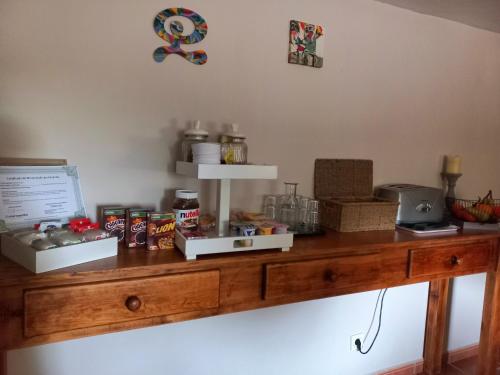 un bancone in legno con sopra del cibo di B&B Casa Claví a Chirivel