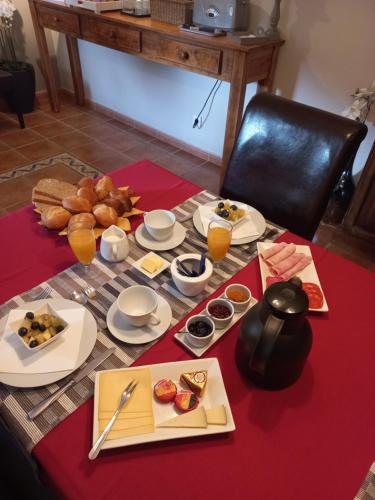 una tavola ricoperta di piatti di cibo su un tavolo di B&B Casa Claví a Chirivel