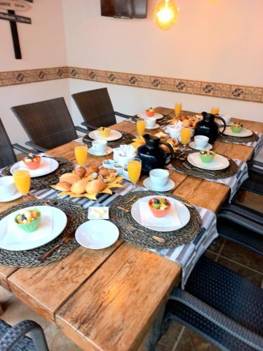 un tavolo di legno con piatti di cibo sopra di B&B Casa Claví a Chirivel