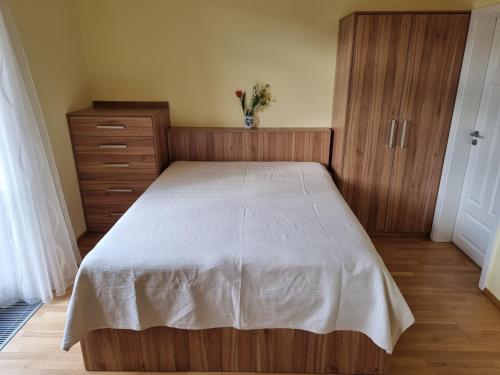 Un pat sau paturi într-o cameră la Apartmán Orsten