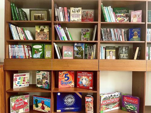 a book shelf filled with lots of books at Pod Orłem in Kudowa-Zdrój