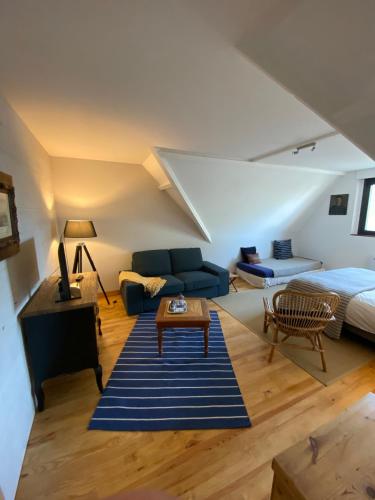 un salon avec un canapé et un lit dans l'établissement La VILLA en BAIE, au Crotoy
