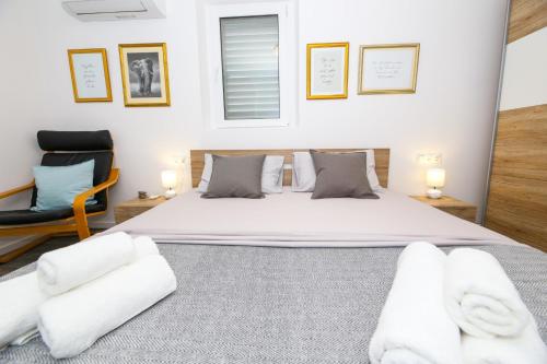 Postel nebo postele na pokoji v ubytování Holiday home Ambi for 6 near Trogir