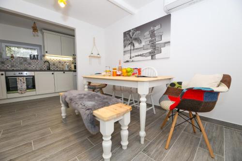 Afbeelding uit fotogalerij van Holiday home Ambi for 6 near Trogir in Trogir