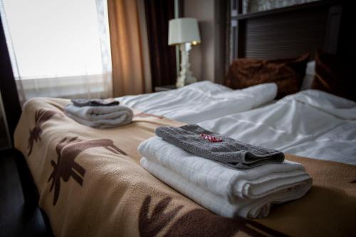 a hotel room with towels on a bed at Hotelli Olof in Tornio