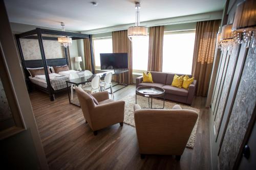 a living room with a couch and chairs at Hotelli Olof in Tornio