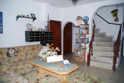 ein Wohnzimmer mit einem Sofa und einem Tisch in der Unterkunft Akasya Hotel (Adult Only) +16 in Side