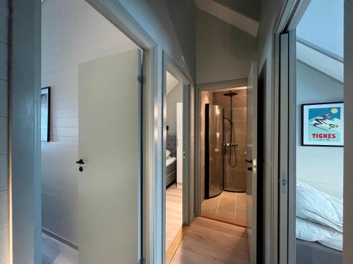 a hallway with a glass door leading to a bedroom at Kåvan Townhouse Funäsdalen in Funäsdalen
