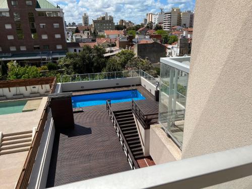 - Balcón con piscina en un edificio en Departamento frente al parque en Necochea