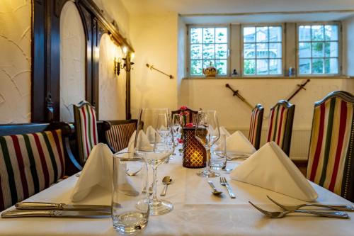 a table with wine glasses and napkins on it at Seehotel Schloss Klink in Klink