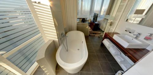 ein Bad mit einem WC und einem Waschbecken in der Unterkunft Business-Hotel Artes in Chemnitz