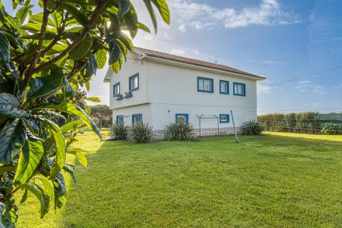 Κήπος έξω από το Beachfront Villa In Esposende