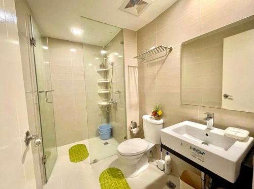 een badkamer met een toilet, een wastafel en een douche bij Luxury 1BR Unit with Pool at Venice Luxury Residences, Tower Domenico, McKinley Hill, Taguig City in Manilla