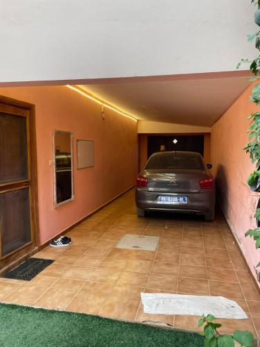 um carro estacionado numa garagem com um carro estacionado nela em Chambre diambar em Saly Portudal