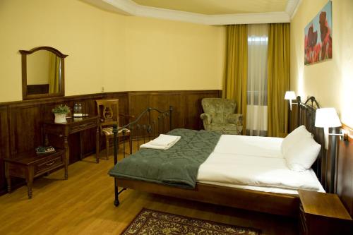 sypialnia z łóżkiem, biurkiem i lustrem w obiekcie Hotel Kresowianka w Bydgoszczy