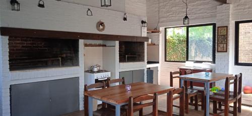 uma cozinha e sala de jantar com mesa e cadeiras em BUNGALOWS JAUREGUIBEACH em Jaureguiberry